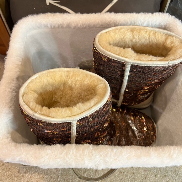 Bronze Ugg sequins boots with fuzzy box - Picture 12 of 12